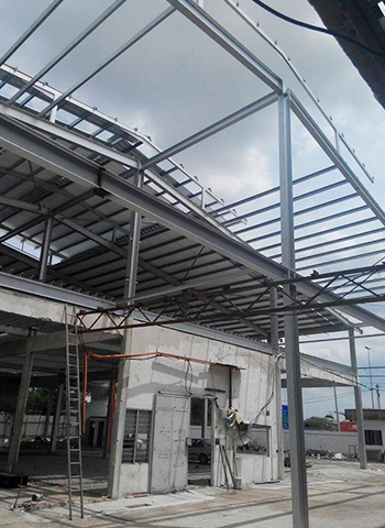 Cowboy Supermarket commercial building under construction in Batu Pahat, Johor, featuring Thung Hing's Deck 0.47 Zinc roofing system.